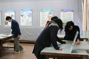 越中万葉歌枕マップに見入る女子高生たち
