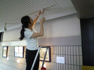 照明の取り付け中