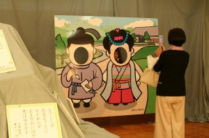 家持くんとはにしちゃんの顔出し看板で記念撮影