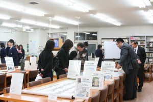 講演会の後、講師による展示解説もおこないました