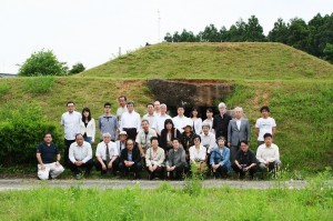院内勅使塚古墳の前で記念撮影
