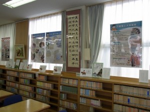 図書室の窓にパネルを設置