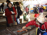 磯焼きを注文するお客さんの写真