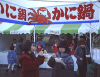 かに鍋を美味しそうに食べるお客さんの様子