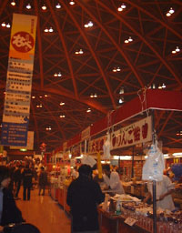 名産品のブースが立ち並ぶドームの中の様子