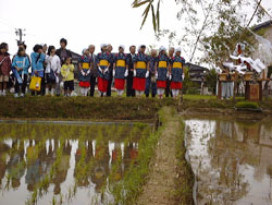 お払いをうける早乙女たちの画像