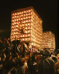 勝った山車は歓声を上げる