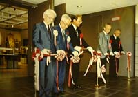 テープカットの様子