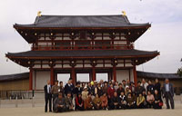 ����{���Վ鐝��O�ɂċL�O�B�e�̗l�q